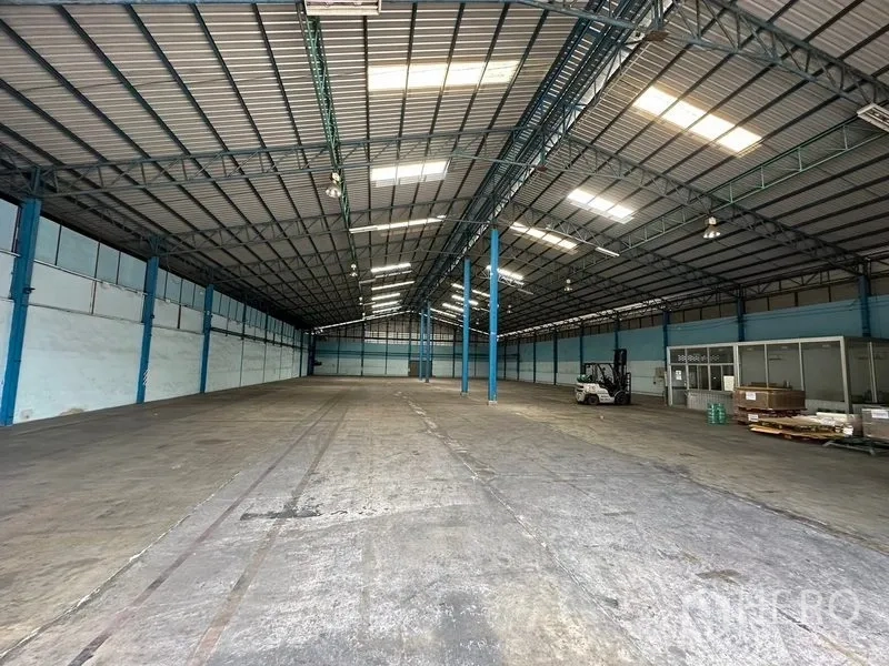 货栈 出租在Bang Pa-in, Phra Nakhon Si Ayutthaya - 仓库内部空间宽阔，钢结构屋架、高天花与采光板，地面为混凝土。