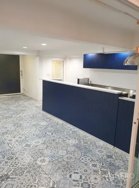 零售空间 出租在Bang Rak, Bangkok - 店内海军蓝服务吧台与白色地铁砖背景墙。