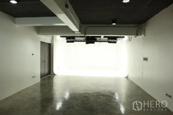联排别墅 出售在Wang Thonglang, Bangkok - 宽敞摄影棚，白色无影墙、吊顶灯具与水泥抛光地面