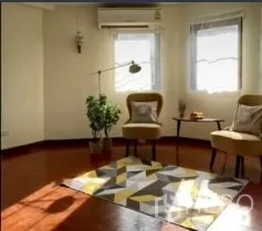 独立式住宅 出租在Phra Khanong, Bangkok - 阳光角落会客区，点缀椅、地毯与空调。