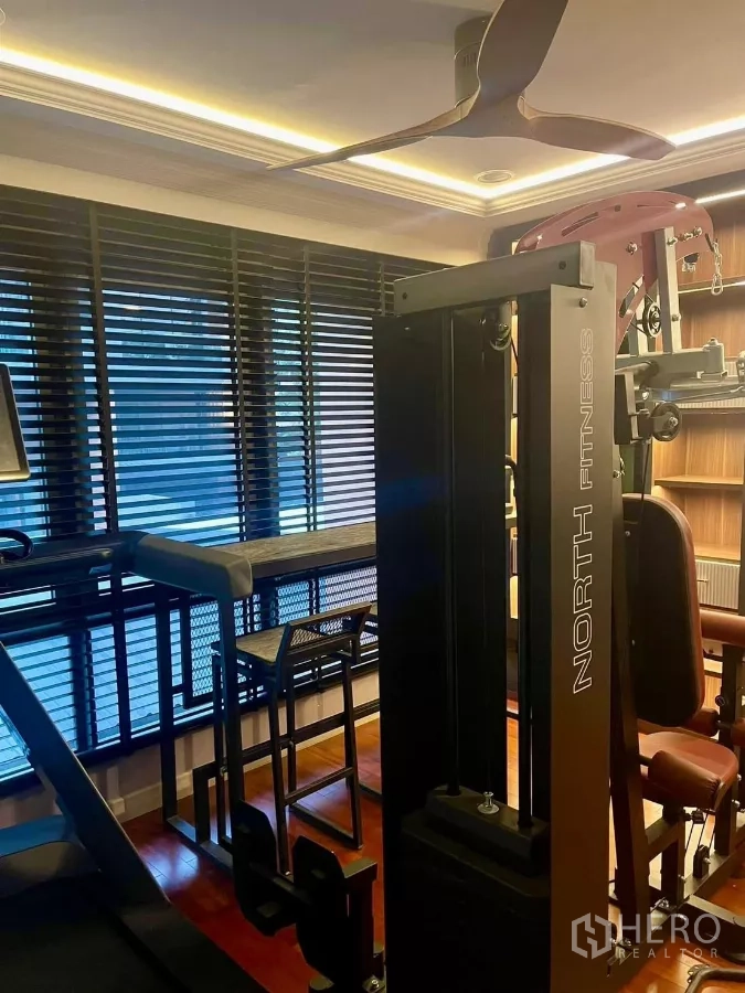 ทาวน์เฮาส์ ให้เช่าในChatuchak, Bangkok - ห้องฟิตเนสส่วนตัว มีเครื่องเวทและลู่วิ่งริมหน้าต่างเต็มบาน