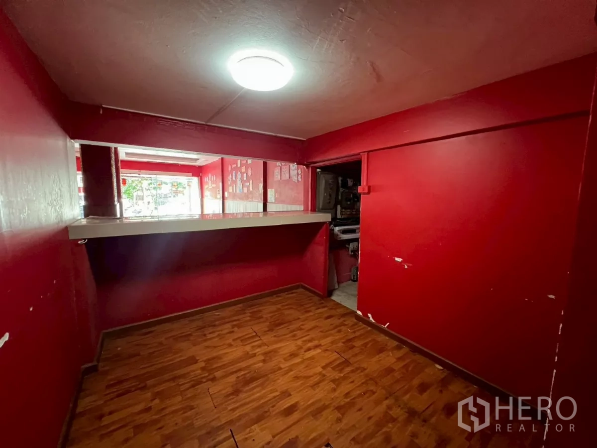 อาคารพาณิชย์ ให้เช่าในWatthana, Bangkok - ห้องเคาน์เตอร์บริการ ช่องส่งของมองออกไปหน้าร้าน