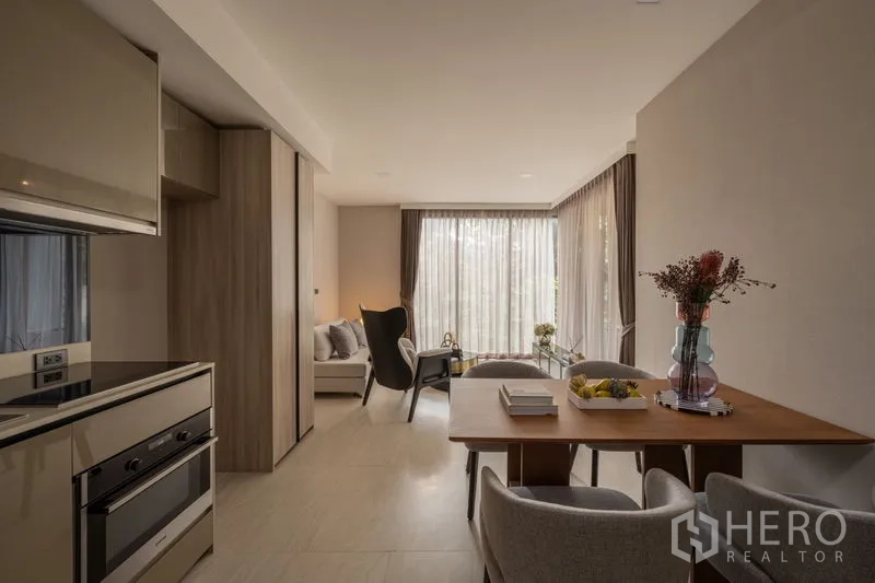 คอนโด ให้เช่าในWatthana, Bangkok - พื้นที่นั่งเล่น-รับประทานอาหารแบบเปิดโล่ง พร้อมครัวบิวท์อินและผ้าม่านสูงจรดเพดาน