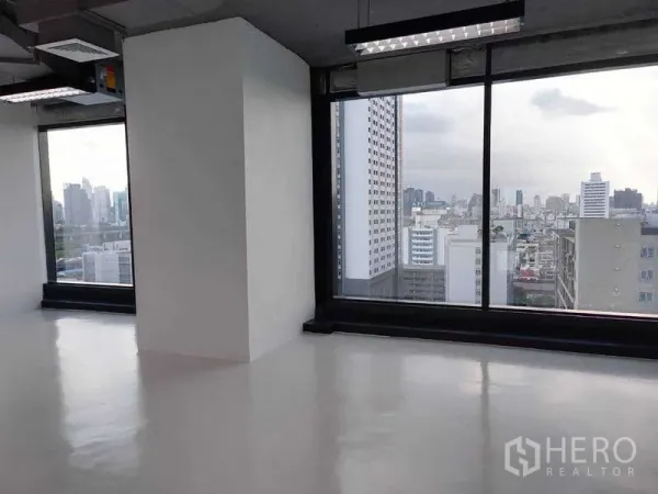 สำนักงาน ให้เช่า - วิวสกายไลน์กรุงเทพฯ ผ่านหน้าต่างกระจกบานใหญ่จากชั้นอาคารสูง.