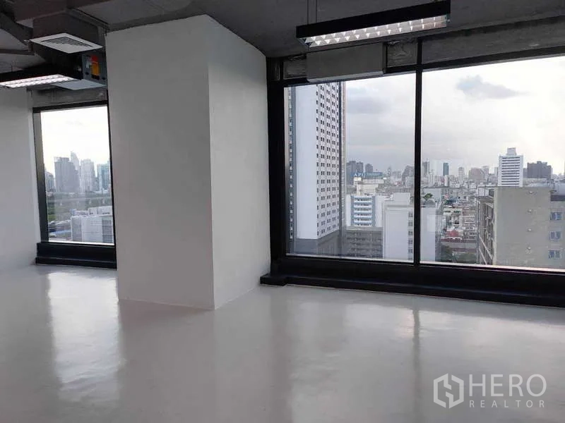 สำนักงาน ให้เช่า - วิวสกายไลน์กรุงเทพฯ ผ่านหน้าต่างกระจกบานใหญ่จากชั้นอาคารสูง.