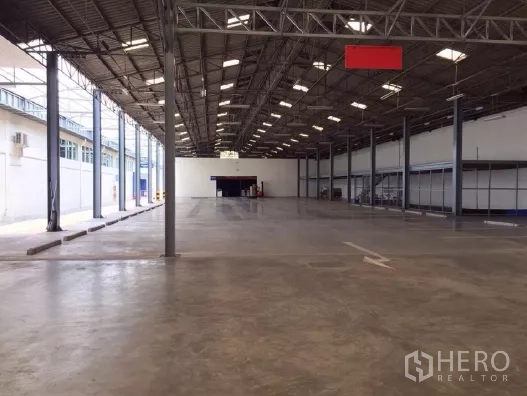 货栈 出租在Khlong Luang, Pathum Thani - 深进仓库通道，多立柱、明亮照明与装卸空间。