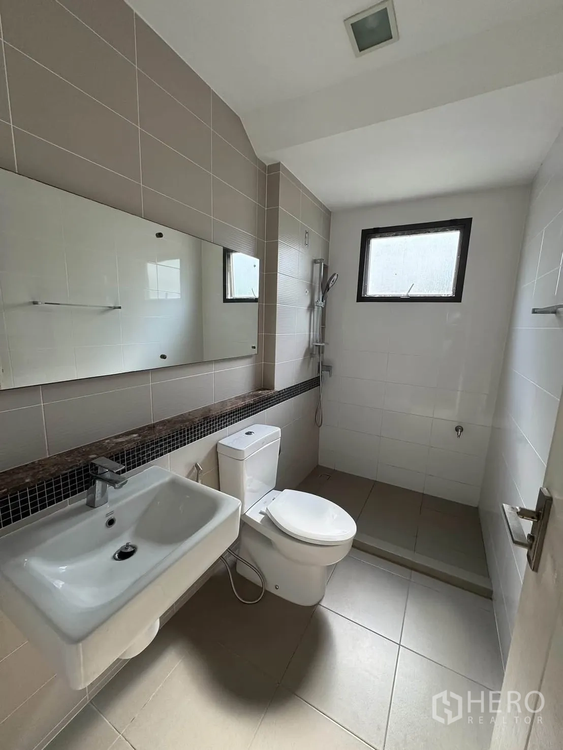 บ้านเดี่ยว for rent in Prawet, Bangkok - ห้องน้ำพร้อมอ่างล้างหน้า โถสุขภัณฑ์ พื้นที่อาบน้ำแบบแยก และกระจกบานยาว