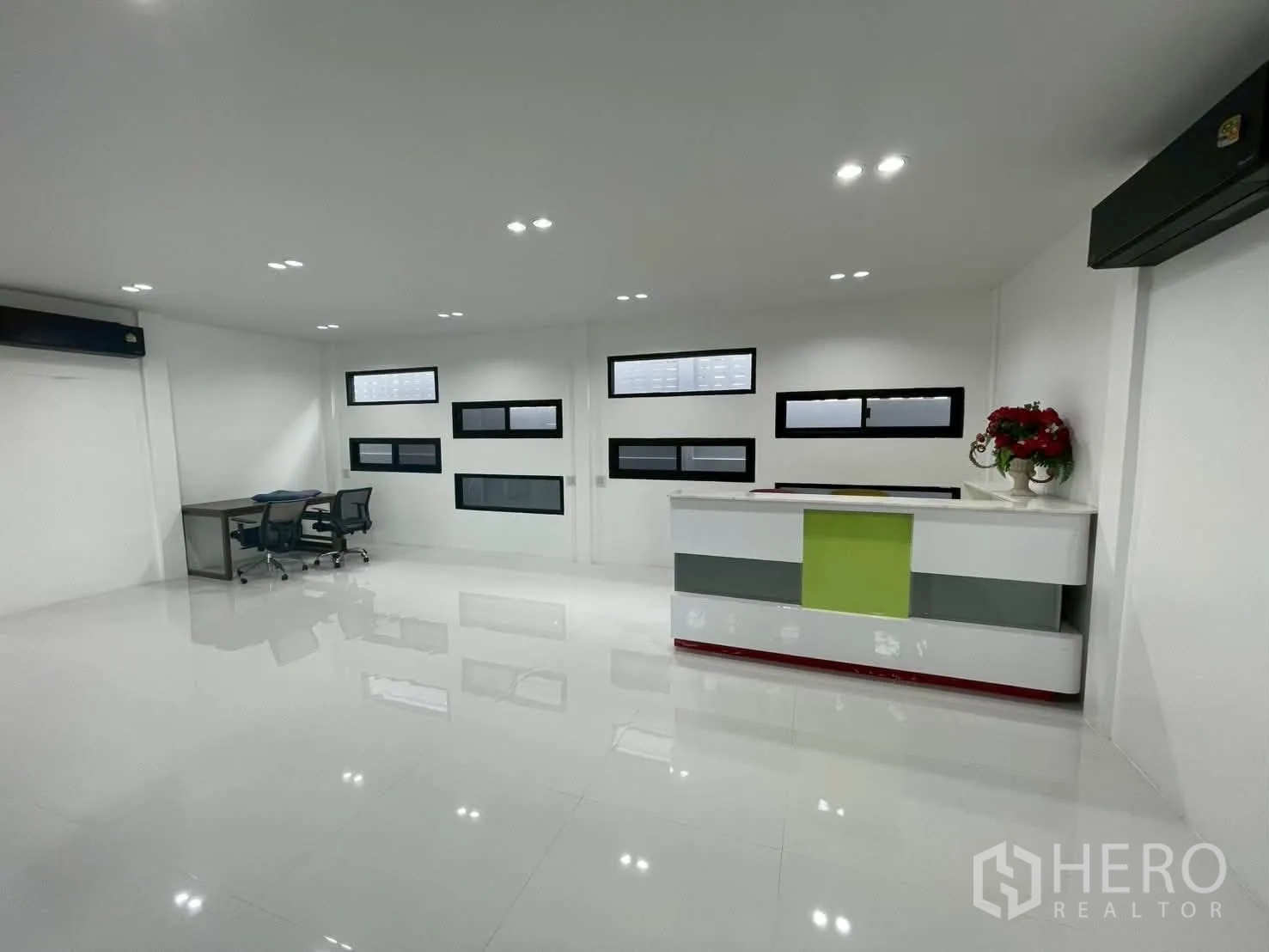 โกดัง for rent in Taling Chan, Bangkok - พื้นที่ต้อนรับสำนักงานพร้อมเคาน์เตอร์ โต๊ะทำงาน และหน้าต่างหลายบาน.