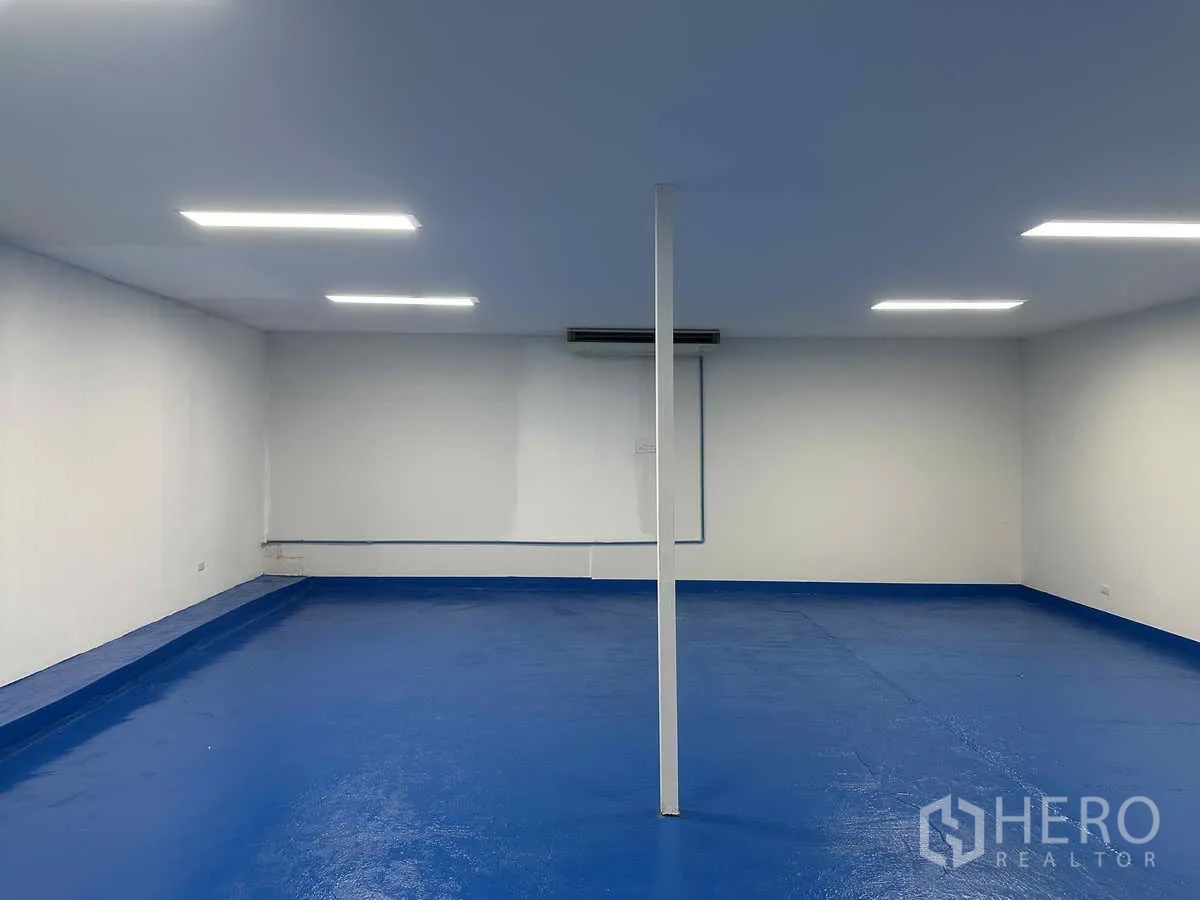 Warehouse for rent in Pak Kret, Nonthaburi - Clean production room with blue epoxy floor, bright LED lights and wall AC in an FDA-ready warehouse.