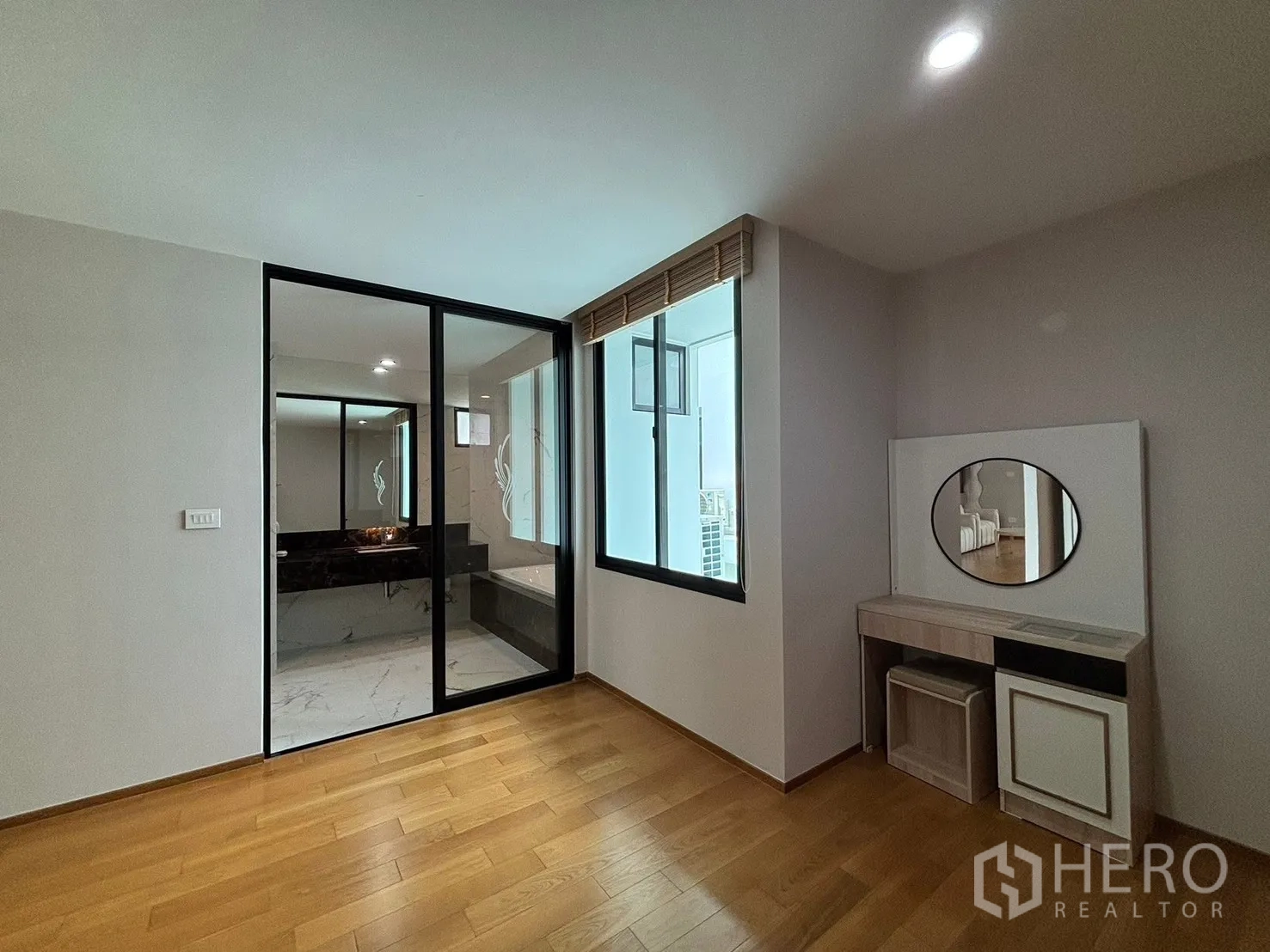 Townhouse for rent in Saphan Sung, Bangkok - Small room with sliding glass door opening to the bathroom and a dressing table.