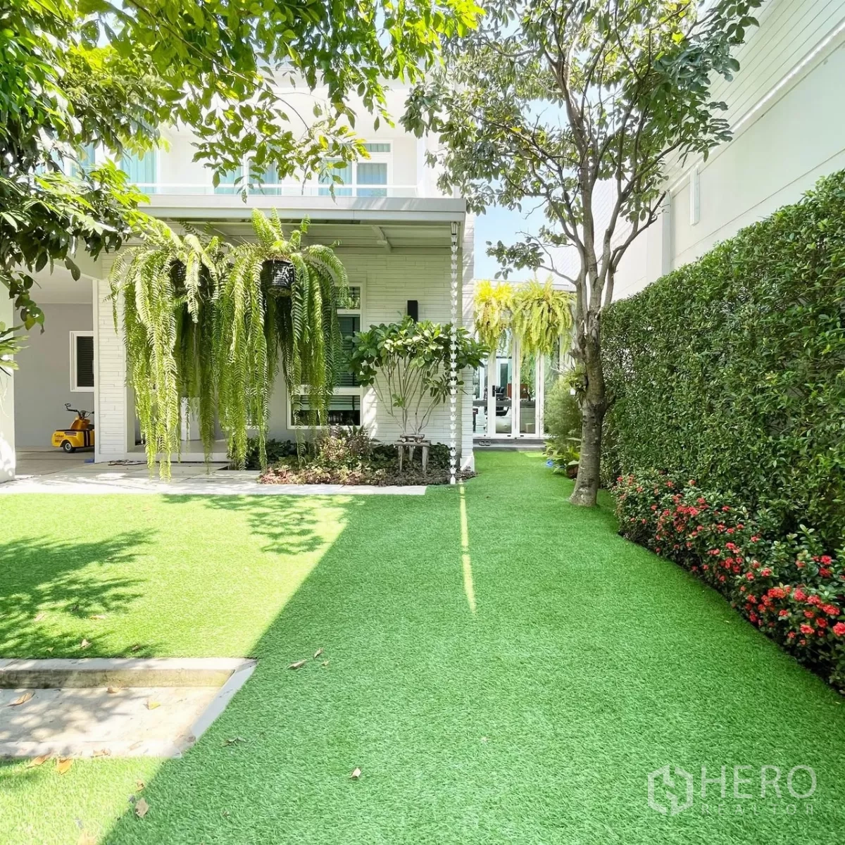 บ้าน ให้เช่าหรือขายในPrawet, Bangkok - สวนข้างบ้านจัดแต่ง สนามหญ้าแนวราบ พุ่มไม้และไม้ดอก