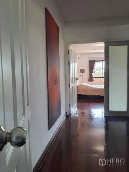 ทาวน์เฮาส์ ให้เช่าในKhlong Toei, Bangkok - โถงทางเดินพื้นไม้เงาวาว มุ่งสู่ห้องนอนสว่าง