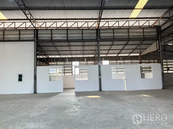 工厂 出租在Samut Prakan - 仓库内部带白色隔断办公室的视角