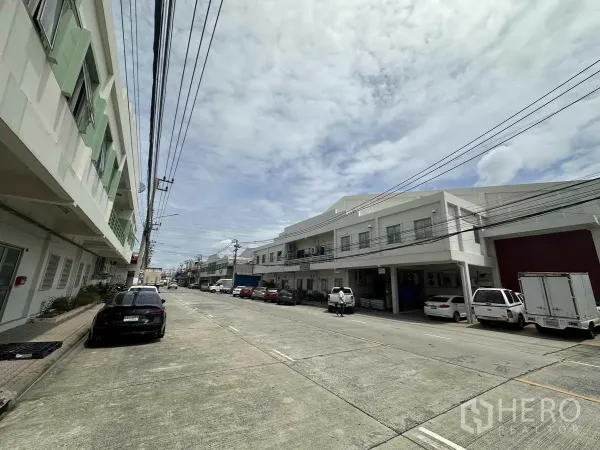 工厂 出租在Khlong Luang, Pathum Thani - 厂房街景，15米宽通道与路边停车位。