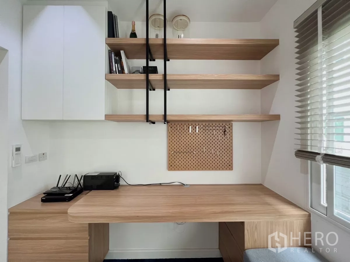 独立式住宅 出租或出售在Khlong Luang, Pathum Thani - 办公区特写，洞洞板、开放式层架与大窗