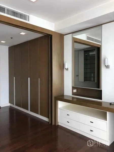 คอนโด ให้เช่าในKhlong Luang, Pathum Thani - มุมแต่งตัวพร้อมกระจกบานใหญ่ โต๊ะเครื่องแป้ง และตู้เสื้อผ้าเลื่อน