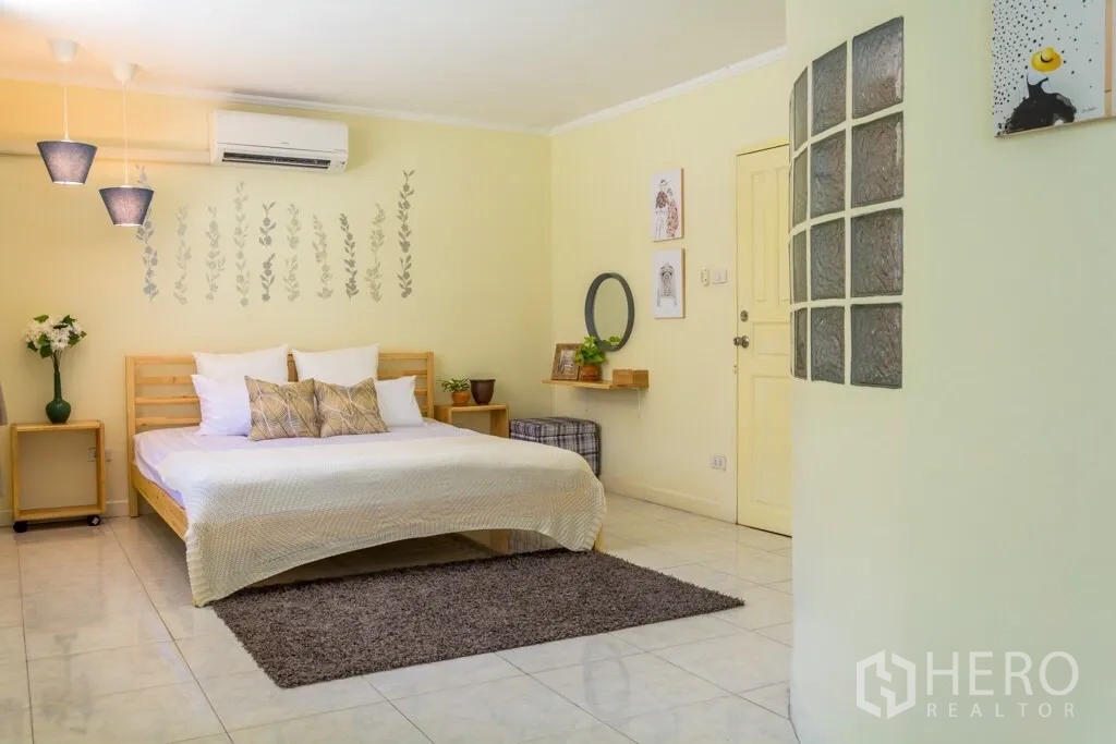 带办公室的家 出租在Suan Luang, Bangkok - 宽敞卧室，瓷砖地面与柔和灯光。