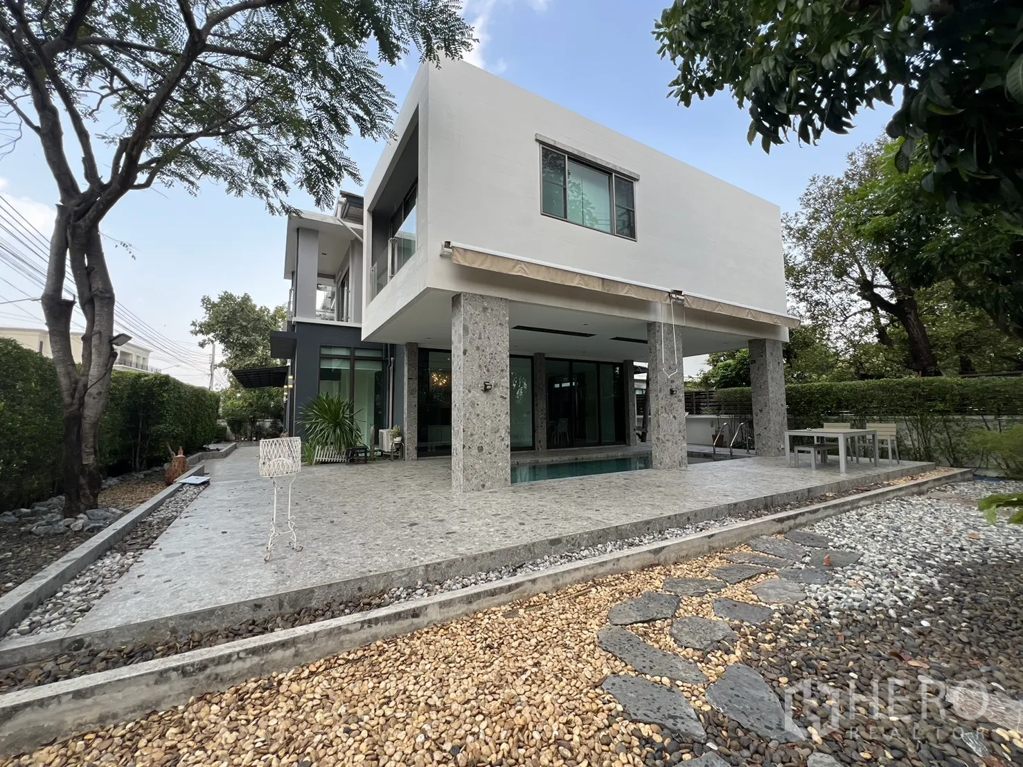 独栋房屋 for rent in Prawet, Bangkok - 别墅后侧外观，超大露台、树木与私人泳池。