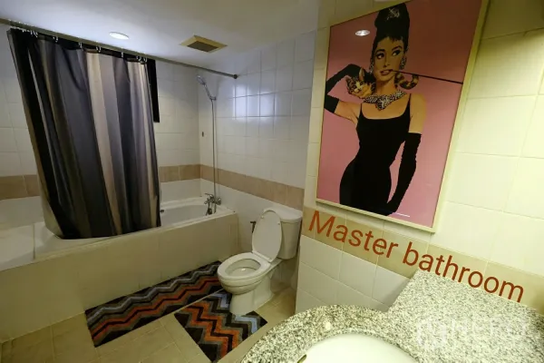 คอนโด ให้เช่าในWatthana, Bangkok - ห้องน้ำมาสเตอร์ พร้อมอ่างอาบน้ำติดฝักบัว ผนังกระเบื้อง และเคาน์เตอร์หินแกรนิต