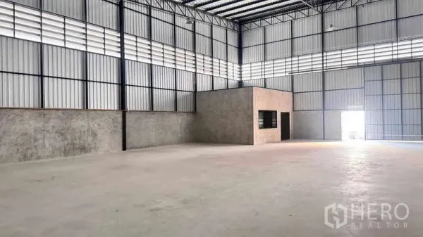 货栈 出租在Khlong Sam Wa, Bangkok - 高挑仓库内部，钢结构屋顶与通风百叶，混凝土地面，内置办公室。