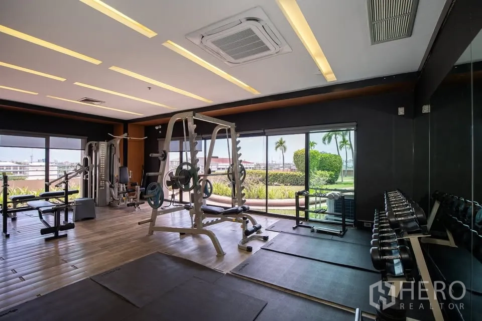 คอนโด ขายในBang Na, Bangkok - ฟิตเนสพร้อมอุปกรณ์ครบ ทั้งเวทแมชชีน ดัมเบล และวิวสวน