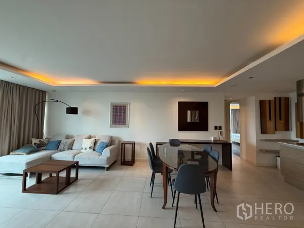 คอนโด ให้เช่าในPhaya Thai, Bangkok - ห้องนั่งเล่นและรับประทานอาหารแบบโอเพ่นพร้อมไฟซ่อน โซฟาและโต๊ะกระจก