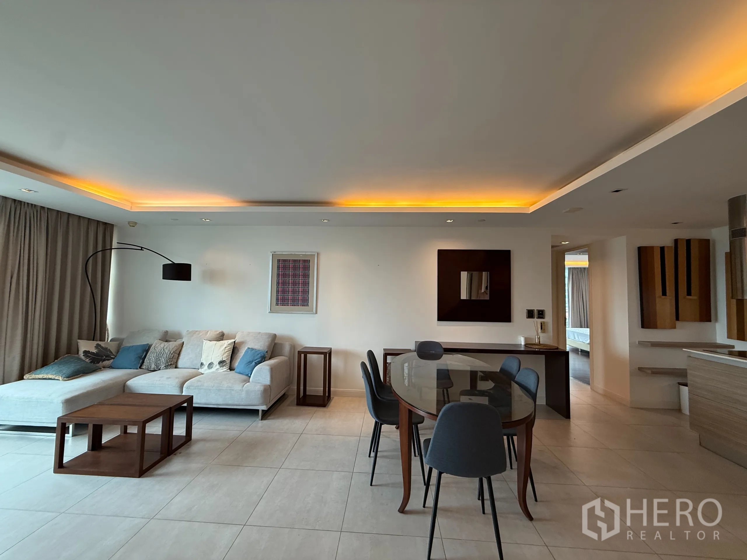 คอนโด ให้เช่าในPhaya Thai, Bangkok - ห้องนั่งเล่นและรับประทานอาหารแบบโอเพ่นพร้อมไฟซ่อน โซฟาและโต๊ะกระจก