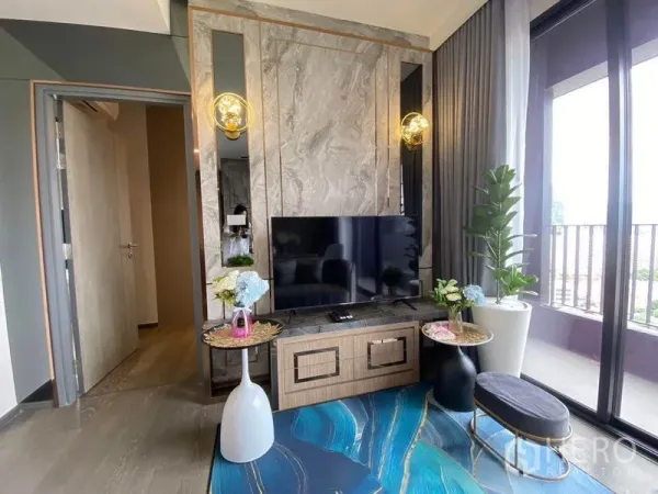公寓 出租 - 电视背景墙为大理石，蓝色地毯，落地窗通阳台与绿植