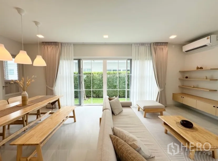 บ้าน ให้เช่าในBang Phli, Samut Prakan - ห้องนั่งเล่นอบอุ่นเชื่อมสู่สวนด้วยประตูกระจกบานเลื่อน