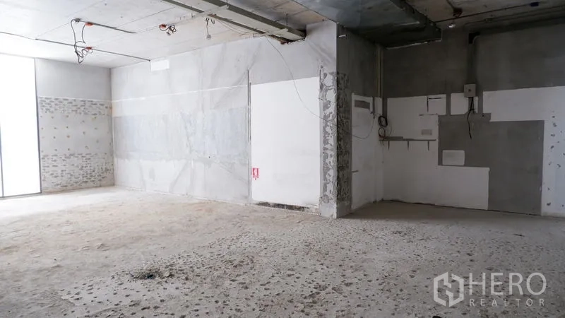 零售空间 出租在Watthana, Bangkok - 未装修零售空间，裸露混凝土天花、粗糙地面和抹灰墙面，待二次装修。