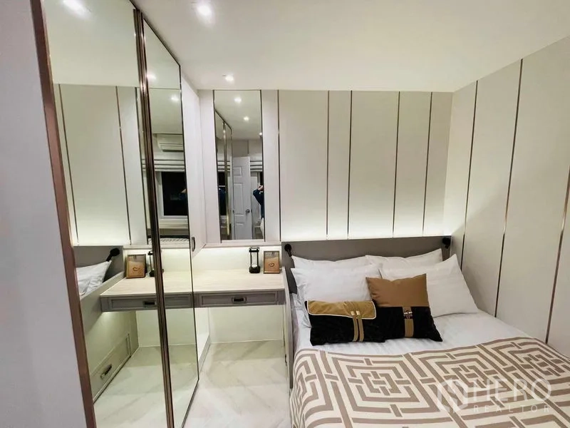 Condominium for sale in Yan Nawa, Bangkok - Bedroom corner with mirrored closets, work desk, and soft ambient lighting.