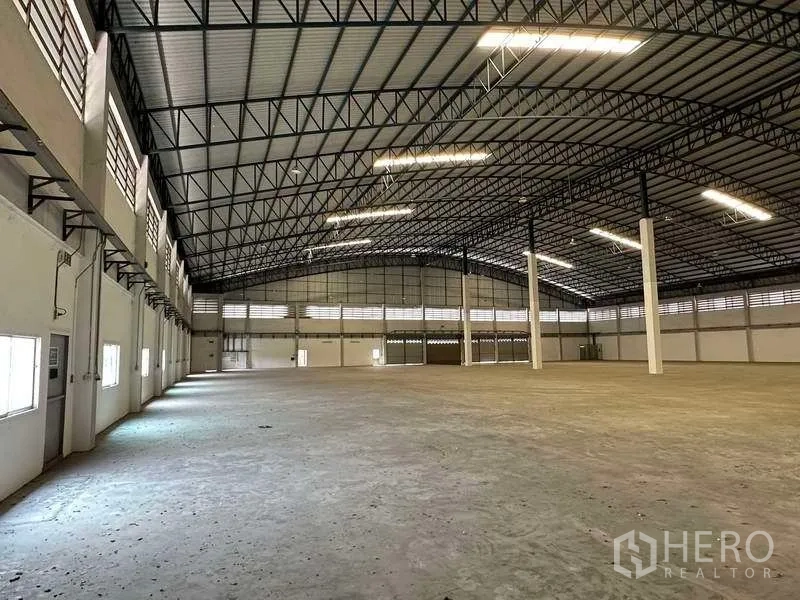 Warehouse for rent in Samut Prakan - Side perspective showing ventilation louvres and structural columns inside the warehouse.