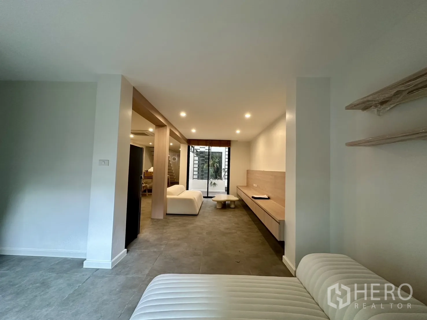 带办公室的家 出租在Phra Khanong, Bangkok - 纵深开放空间通向天井，自然采光充足，适合会议或办公。