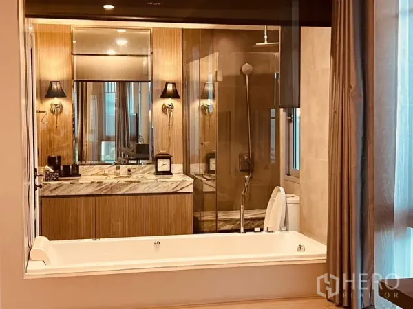 สำนักงานที่บ้าน ให้เช่าในKhlong Toei, Bangkok - ห้องน้ำในตัวพร้อมอ่างอาบน้ำ ฝักบัวกระจก เคาน์เตอร์หินอ่อน และแสงไฟอบอุ่น มองจากฝั่งห้องนอน