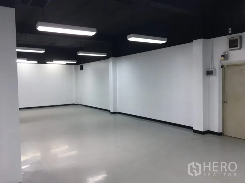 สำนักงาน ให้เช่าในHuai Khwang, Bangkok - พื้นที่ทำงานโล่งพื้นเรียบ เพดานเปิดสีดำและไฟสี่เหลี่ยม