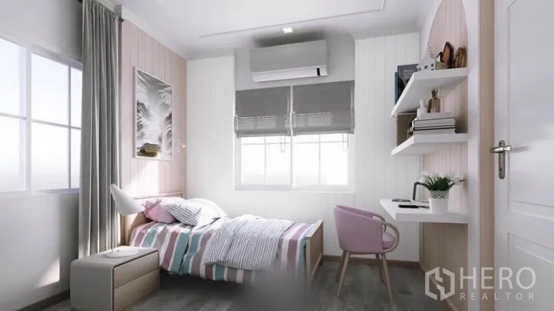 Detached House for rent in Bang Phli, Samut Prakan - Bright children’s or guest bedroom with single bed, shelves, study desk and air-conditioning.