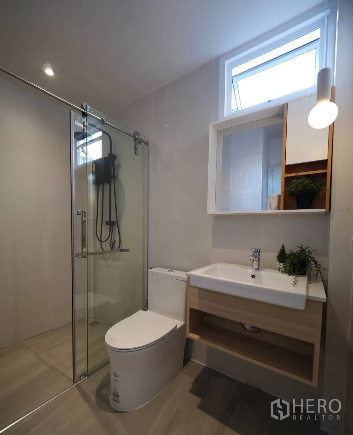 联排别墅 出租或出售在Watthana, Bangkok - 现代卫浴，玻璃淋浴房与洗手台及窗户。