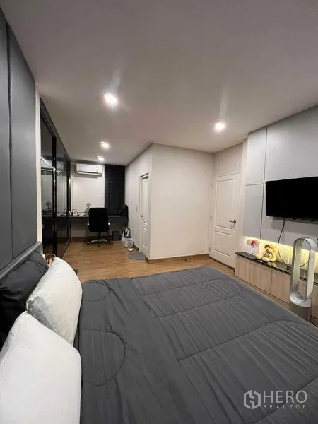 บ้าน ให้เช่าหรือขายในLat Krabang, Bangkok - ห้องนอนใหญ่พร้อมโต๊ะทำงาน ตู้บิวท์อิน และทีวีติดผนัง