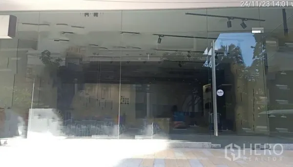 零售空间 出租在Watthana, Bangkok - 临街零售铺面，整面落地玻璃立面，透明门与天花轨道灯。