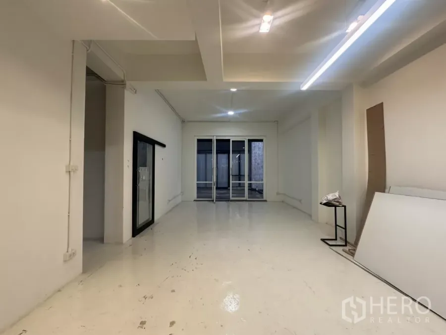 带办公室的家 出租在Pathum Wan, Bangkok - 白色墙面与抛光地面的开放式办公空间，天花灯与后部玻璃门。
