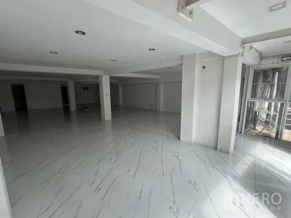 พื้นที่ขายปลีก ให้เช่าในKhlong Toei, Bangkok - พื้นที่ค้าปลีกกว้างพร้อมเสากลาง พื้นกระเบื้องลายหินอ่อน พร้อมตกแต่งเพิ่มเติม.