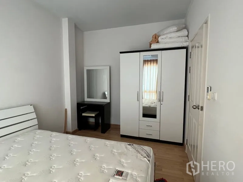 ทาวน์เฮาส์ ให้เช่าในWang Thonglang, Bangkok - มุมห้องนอน พร้อมตู้เสื้อผ้าและโต๊ะเครื่องแป้งข้างประตู