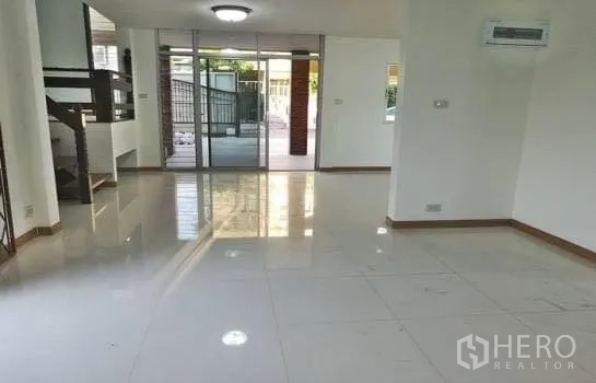 办公空间 出租在Chatuchak, Bangkok - 一层开放式空间，白色地砖，移门玻璃与壁挂空调。