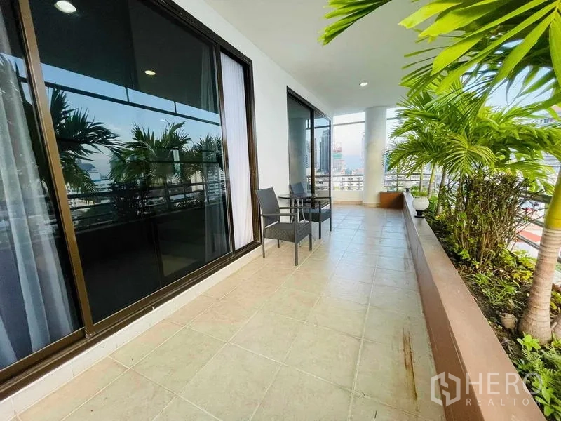 公寓 出租 - 带顶大露台，种有热带棕榈，可观城市天际线，配滑动玻璃门。