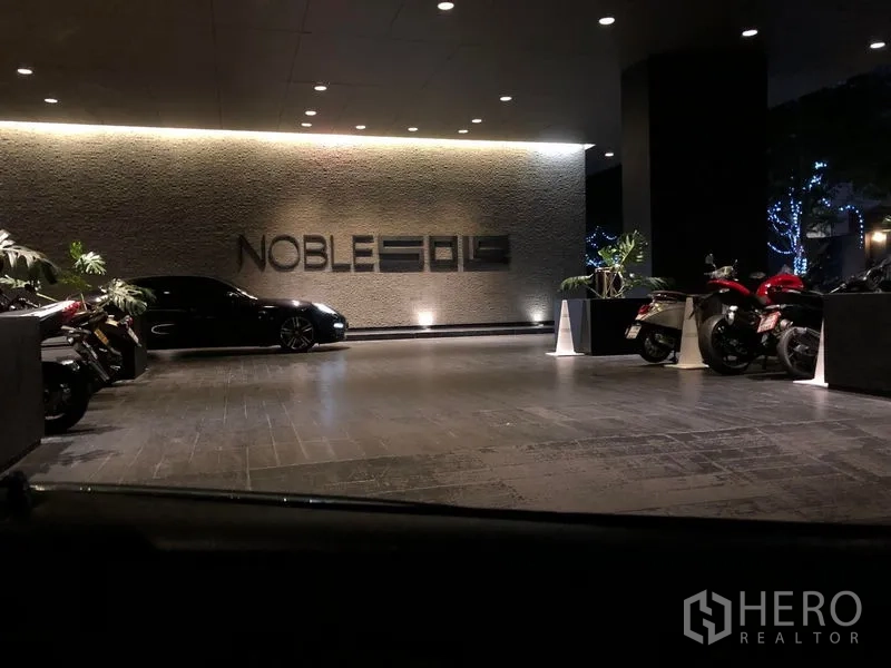 คอนโด ขายในWatthana, Bangkok - โถงรับส่งของคอนโดตอนกลางคืน มีป้ายไฟและพื้นที่จอดรถ