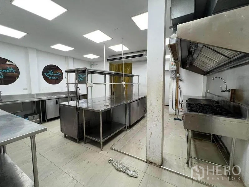พื้นที่ขายปลีก ให้เช่าในPhaya Thai, Bangkok - ครัวสแตนเลสเชิงพาณิชย์พร้อมโต๊ะเตรียมอาหารและไฟสว่าง