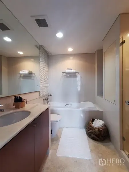 คอนโด ให้เช่าหรือขายในKhlong Toei, Bangkok - ห้องน้ำสไตล์โมเดิร์นพร้อมเคาน์เตอร์อ่างล้างหน้า กระจกบานใหญ่ ไฟดาวน์ไลท์ และอ่างอาบน้ำ