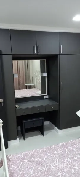 公寓 出租在Watthana, Bangkok - 深色内置衣柜，带梳妆台与镜子。