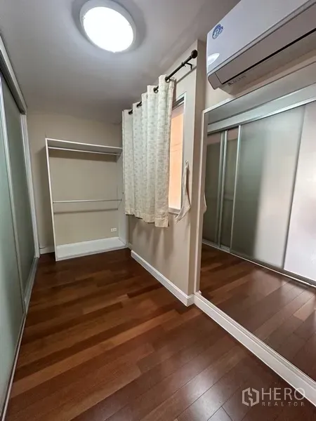 公寓 出租或出售在Yan Nawa, Bangkok - 紧凑的步入式衣帽间或书房，带镜面、置物架、木地板与窗户。