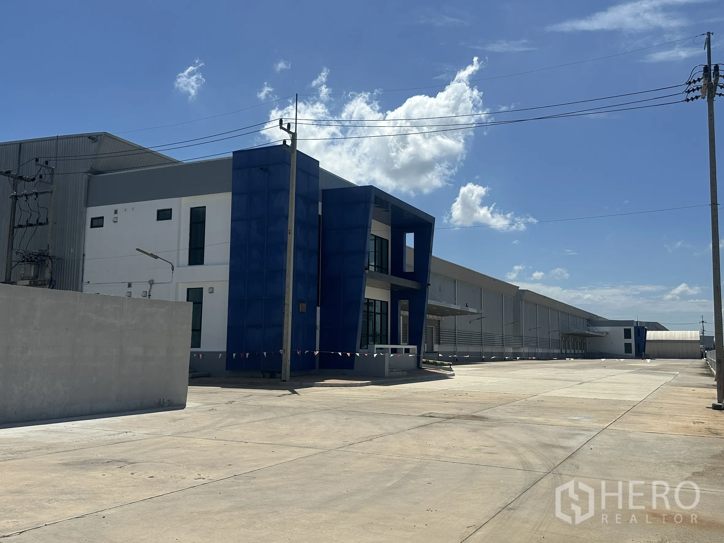โกดัง for rent in Wang Noi, Phra Nakhon Si Ayutthaya - อาคารสำนักงานติดคลังสินค้า พร้อมลานคอนกรีตกว้างสำหรับการกลับรถบรรทุก